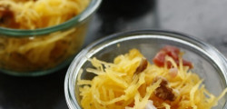 Courge spaghetti aux lardons, roquette et noix